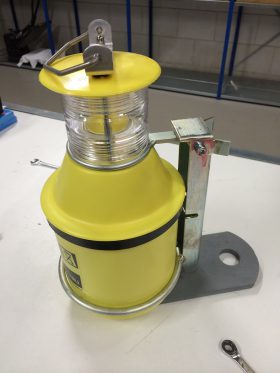 Vuurtorenlamp aan antidiefstalbeugel op aangepaste boeiplaat
